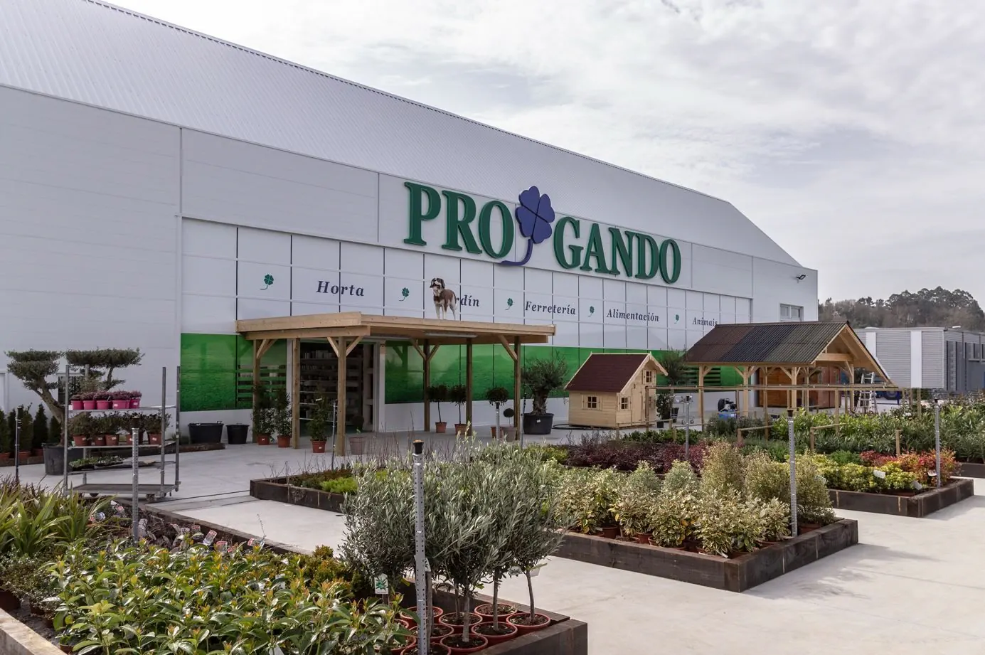 Estanterías personalizadas para un almacén cash & carry de nutrición animal y suministros agrarios