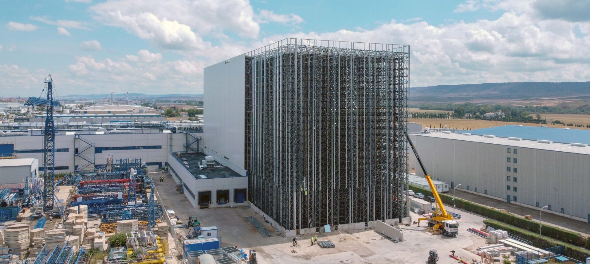 El almacén autoportante con transelevador más alto realizado por POLYPAL