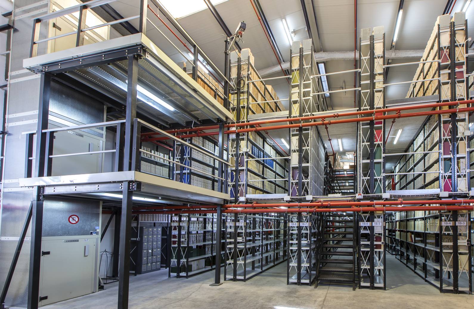 Entreplantas sobre estanterías I POLYPAL Storage Systems